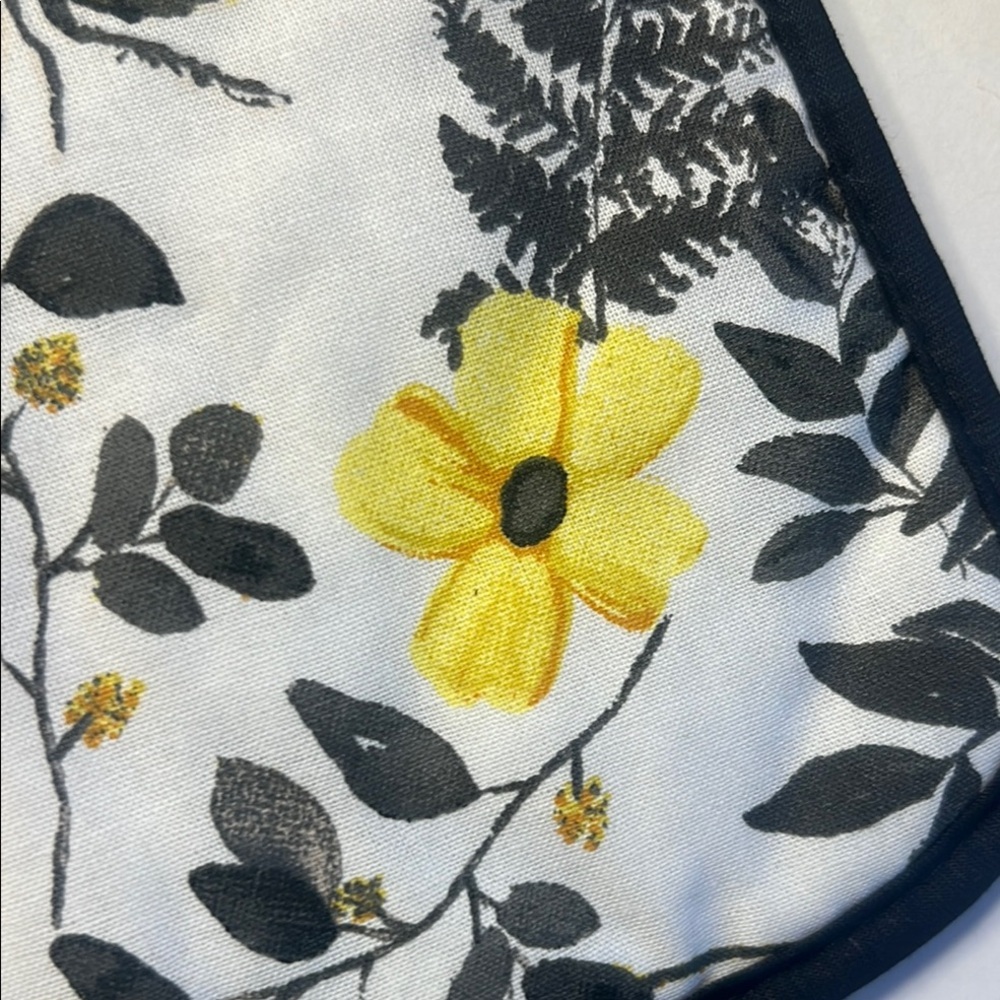 Floral Bee ๐ Oven Mitt and Pot Holder Set - Picture 14 of 16